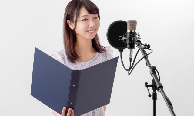 声優の7割以上は年収300万円以下、インボイス制度導入で2割強が廃業を検討